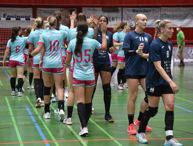 Rwechtsaußen Nathalie Hendrikse auf dem Weg in die Kabine. Vielleicht denkt sie noch an ihrn genialen "Dreher" in der Crunchtime, der exactement auf der Linie kleben blieb...Das 31:35 für die TUSSIES gibt nicht wieder wie knapp das alles war. Unglückliche Niederlage für die BLUE LADIES der Sport-Union Nckarsulm...
FotoArchiv Merkel+Merkel