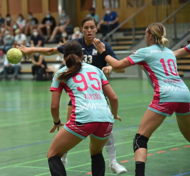 Die Halblinke Lucie-Marie Kretzschmar (SUN) versucht trotz Blockade durch Dagmara Nocun (trägt das alte Trikot von Dorina Korsos) und Jungnationalspielerin Lena Degenhardt
einen ihrer gefürchteten Rückraum-Würfe zu platzieren...
FotoArchiv Merkel+Merkel