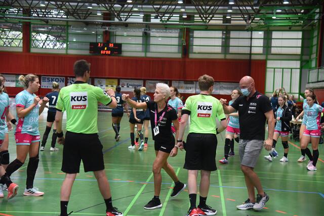 Mann und Frau verstehen sich wieder. Nach dem 35:31-Tesspiel-Sieg der Metzinger TUSSIES nach zeitweiligem 7-Tore-Rückstand handknöchelt man/frau sich ab...
Edina und Ferenc Rott sind nach der wsesentlich besseren zweiten Hälfte ihres Teams nicht unzufrieden. Zur Pause sah das noch ganz anders aus...
FotoArchiv Merkel+Merkel