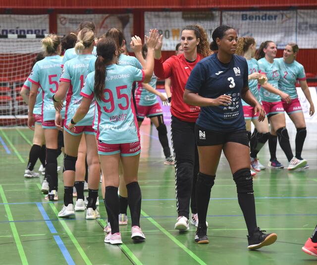 Sharon Noitmeer, hinter ihr Isabel Gois, haben sich, wie das Handball-Ritual es traditionell vorsieht, von den TUSSIES verabschiedet. FAIR PLAY steht über allem und das ist gut so.Das Spiel ist vorbei und es ist ein Spiel...
FotoArchiv Merkel+Merkel