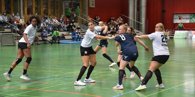 Irene Perez und Anouk Niuwenweg "verteidigen" Kreisläuferin Aylin Bok...Sharon Noitmeer (ganz links) kann nicht eingreifen und beobachtet die Szene...Im Hintergrund Rebecca Rott...
FotoArchiv Merkel+Merkel