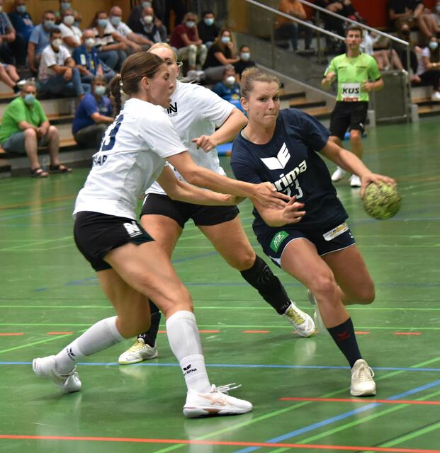 Tanja Padutsch versucht sich gegen Lucie-Marie Kretzschmar durchzutanken.
FotoArchiv Merkel+Merkel