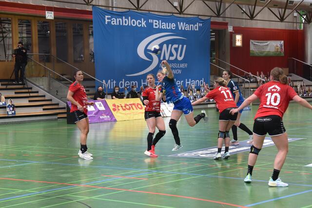 Der Fanblock "BLAUE WAND" NSU ist Vergangenheit, weshalb auf das neue Fan-Banner-Transparent noch gewartet werden muss. Die NSU ist jetzt N bzw. SUN. Sport-Union Neckarsulm. Das NSU-Akronym sorgte zusehends für Diskussionen und Anfeindungen in Social Media, so dass man/frau sich im Club durchrang das traditionelle Logo zu verabschieden.
FotoArchiv Merkel+Merkel