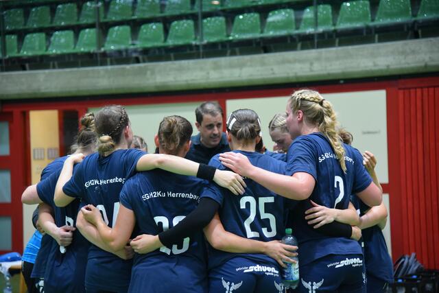 Mike Leibssle und die Seinen nach dem Match in der Neckarsulmer Ballei. Er war zufrieden, denn seine Mädels hatten energisch und aufopferungsvoll Lynn Knippenborg und Companeras Widerstand geleistet, waren mit einem sensationellen 18:18 in die Pause gegangen, mussten dann aber in der zweiten Halbzeit dem Einsatz und Tempo Tribut zollen und verloren dann 26:36. Versus Metzingen hieß es im Testspiel noch 23:40 am Ende...
FotoArchiv Merkel+Merkel
FotoArchiv Mrkel+Merkel