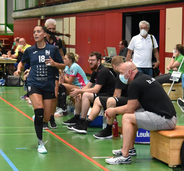 Der Königstransfer Johanna "Stocki" Stockschläder (vom BVB 09 in den Kraichgau gewechselt) war auch gegen die aufopferungsvoll kämpfenden Herrenberger Kutis ein Erfolgsgarant und nie zu bremsen...Atemberaubendes Tempo, toller Antritt und Wurfquote von 78 Prozent in der letzten Bundesliga-Saison, internationale Klasse. In der Rangliste der Linksaußen nur von Bo van Wetering geschlagen...Nach Wechsel Bo's nach Dänemark im Moment die Nummer 1 auf dieser Position in der Liga. Backup für "Stocki" ist die Jungnationalspielerin Selina Kalmbach...Luxusprobleme für Tanja Logvin...
Hier Archivaufnahme aus dem Spiel gegen die TUSSIES aus Metzingen wenige Tage zuvor...
FotoArchiv Merkel+Merkel