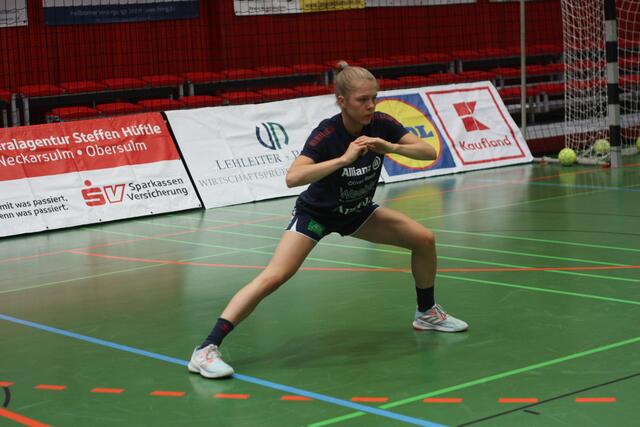 Linksaußen Ronja Bühler von den Herrenberger Kutis, vor dem Match am Donnerstag in der Ballei. Träumt mit dem Team vom Aufstieg in die Erste Liga...
FotoArchiv Merkel+Merkel