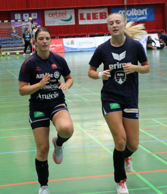 Die Spielmacherinnen der Kutis aus Herrenberg: Lea Neubrander (links) und Rebecca Rott. Letztere agiert nach längerer Verletzungspause im zentralen Mittelfeld und auf halblinks bei den Kutis. Ganz starke Partie in der Ballei am Donnerstag beim 26:36 gegen den Erstligisten Neckarsulm. Dito auch Lea Neubrander, die Jahr für Jahr Erstliga-Angebote bekommt...aber bleibt...Das Paket in Herrenberg stimmt...
FotoArchiv Merkel+
Merkel
