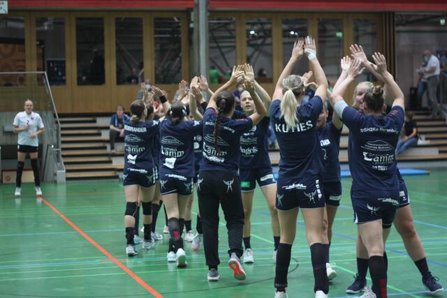 Abklatschen vor dem Match...ein Ritual, das gepfegt werden will und muss...Die Kutis vor dem Testspiel in der Ballei in Neckarsulm...
FotoArchiv Merkel+Merkel