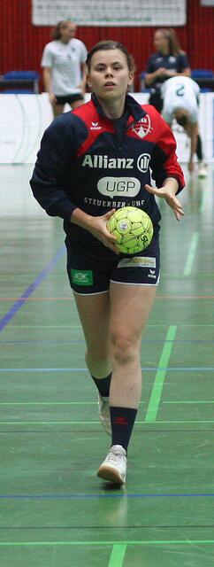 Marie-Christine Beddies (RM), die sich hier vor dem Match versus die Sport-Union Neckarsulm einläuft...Spielte, wenn sie zum Einsatz kam, couragiert nach vorne...Starke Momente in der ersten Hälfte...
FotoArchiv Merkel+Merkel