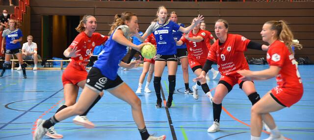 Lara Eckhardt,Lena Feiniler und Lea Marmodee sowie Sina Michels (verdeckt) in höchser Alarmbereitschaft, die zweite Welle von Handball Venlo rollt an...Szene aus dem zweien Drittel...
FotOArchiv Merkel+Merkel
