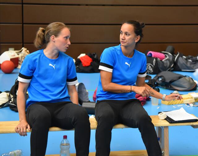 Absolute Einheit auf der Trainerbank hat in Ketsch Einzug gehalten, zwei sehr sympathische Trainerinnen agieren zusammen mit Dirk Schatek, dem Torwarttrainer und arbeiten an einer Erstliga-Zukunft der Ketscher Red Ladies...
FotoArchiv Merkel+Merkel