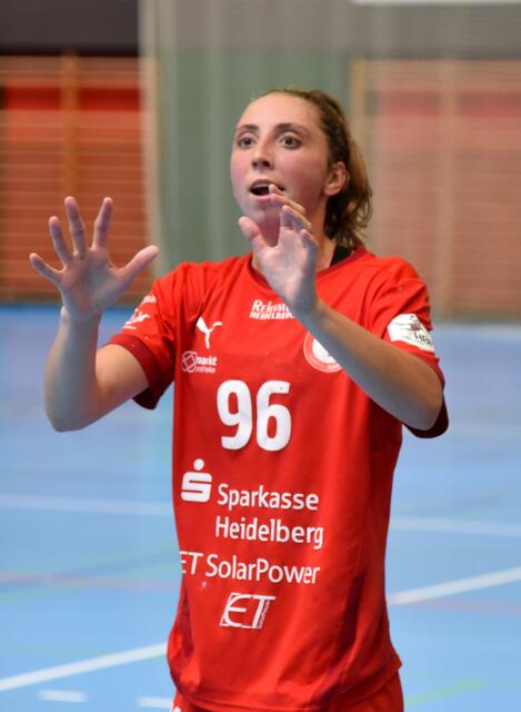 Die Spielerin des Abends versus Handbal Venlo, Lara Eckhardt in Erwartung eines Passes von Lea Marmodee...
War nicht zu halten und netzte ein ums andere Mal aus dem halblinken Rückraum ein...Wird in dieser Form nicht mehr lange zu halten sein...
FotoArchiv Merkel+Merkel