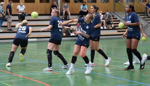 Einwerfen für die nächste Saison 21/22: (von links) Anouk Nieuwenweg, die gerade abdreht, Kreisläuferin Jill Kooij, Regiesseurin Sophie Lüttke, die Halbrechte spanische Nationalspielerin Irene Espinola Perez und last but not least Sharon Nooitmeer...
FotoArchiv merkel+Merkel