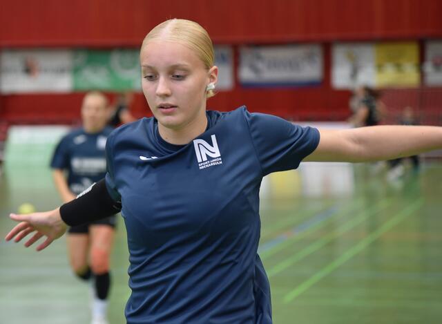 Madame Blonde on Blonde, die 16jährige Nachwuchshoffnung Leila Ihlenfeld, die gegen die TUZSSIES aus Metzingen in der letzten Minute der Crunchtime eingewechselt wurde und unbedingt einen Treffer erzielen...
FotoArchiv Merkel+Merkel