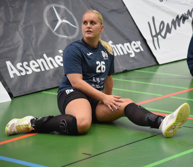 Anouk Nieuwenweg, die nach den Station Bad Wildungen und Thüringer HC sich jetzt bei der SUN pudelwohl fühlt. Spielt, wo die Trainerin sie hinstell, also auf Rechtsaußen, halbrechts oder in der Zentrale...nur das Tor kommt definitiv nicht in Frage...Vor den Spielen wird auch gerne etwas gekickt...
FotoArchiv Merkel+Merkel