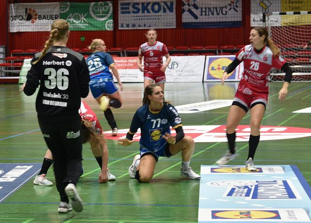 Carmen Moser versus die Flames am Boden...Wird verletzungsbedingt noch eine Zeit fehlen...
Unterstützt das Team aber bei jedem Match...
FotoArchiv Merkel+Merkel