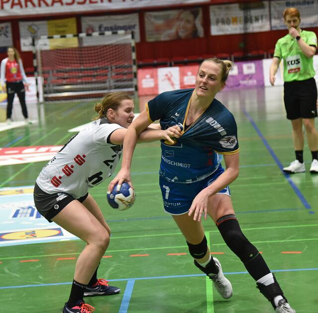 Die "Chefin" im Mittelfeld: Lynn "Knippi" Knippenborg. Hat noch ein Jahr drangehängt, will sich in der Ballei vor Zuschauern verabschieden. Versus Dortmund 1400 zahlende Pay Pal Zuschauer ??
FotoArchiv Merkel+Merkel