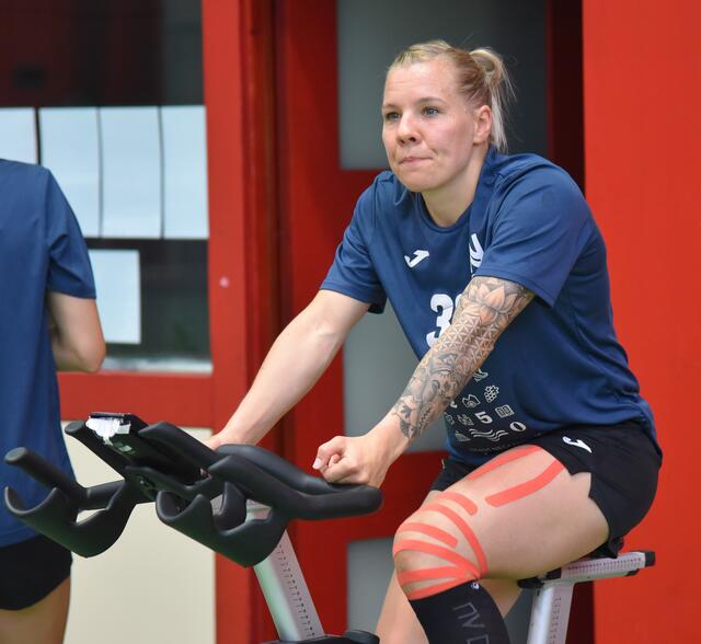 Als ob sie die dräuende Verletzungspause und anschließende Reha schon geahnt hätte. Sophie Lüttke radelt sich in der Halbzeitpause versus die TUSSIES aus Metzingen in der Ballei warm für die zweite Hälfte...
Fällt leider enige Wochen mit einem Knoprpelschaden aus, will in der Rückrunde volle Kanne angreifen...Good luck Sophie and move on...Bad time fades away...
FotoArchiv Merkel+Merkel