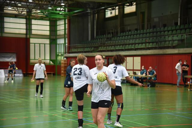 Svenja Mann von den Mann-Sisters, die Nathalie Hendrikse auf Rechtsaußen entlasten soll und die Tanja Logvin an das Tempo und die Qualität der Ersten Liga in den nächsten Jahren heranführen soll...Eigengewächs...
FotoArchiv Merkel+Merkel