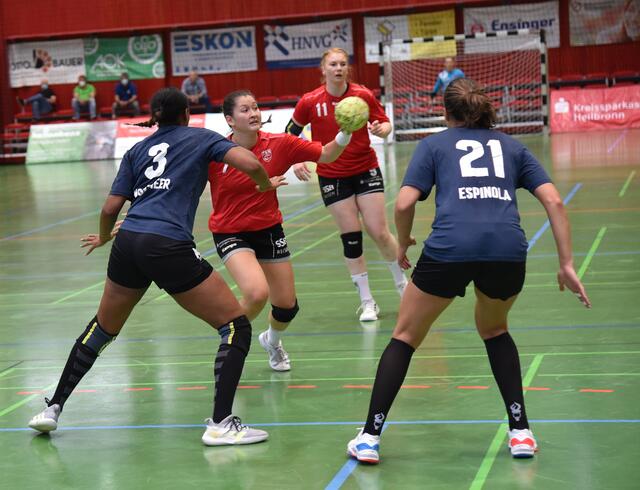 Lisa Wieder (7) und Kerstin Foth (11) von der TG Nürtingen gegen Sharon Nooitmeer (3) und Irene Espinola Perez (21) von der SUN.
FotoArchiv Merkel+Merkel