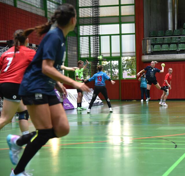 Rechtsaußen Nathalie Hendrikse schwebt in den Kreis der TG Nürtingen ein...4 Goals during the Match...
FotoArchiv Merkel+Merkel