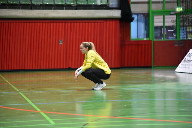 Lonesome Heroes...Zeit zur Reflektion und Selbstanalyse. Sarah Wachter, seit Monden im erweiterten Kreis des Nationalteams, in der ersten Halbzeit in der Ballei im Spiel gegen die TG Nürtingen.
Hielt hervorragend und löste sich in der zweiten Halbzeit mit Isabel Gois (Nationaltorfrau Portugals) ab.
FotoArchiv Merkel+Merkel