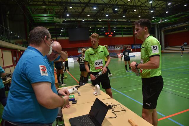 Experimentelle Fotografie after the Match (24mm-Take). Das Schiedsrichtergespann und die Zeitnehmer&amp;Protokollanten...Die Unersetzlichen...Gracias !!!
FotoArchiv Merkel+Merkel