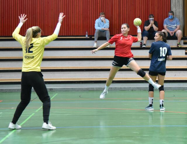 Dauer-Duell zwischen Sarah Wachter (SUN) und Rechtsaußen Lisa Wieder (Nürtingen)
FotoArchiv Merkel+Merkel