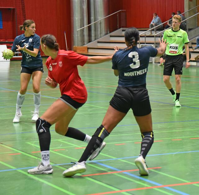 Das starke Innenblock-Duo Kretzschmar und Sharon Noitmeer bei einem Ausflug an den gegnerischen Kreis (hier versus die TG Nürtingen in der Ballei letzten Donnerstag...)
FotoArchiv Merkel+Merkel
