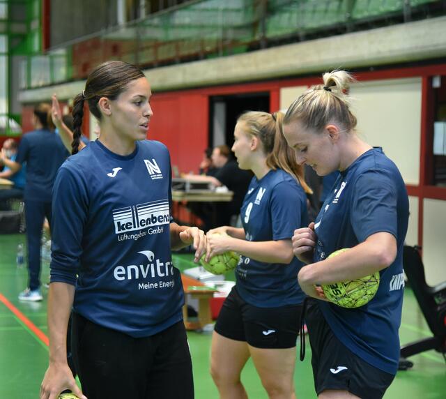 Lucie-Marie Kretzschmar, Tochter der Handball-Legende Stefan "Kretzsche"Kretzschmar im Talk mit Lynn "Knippi" Knippenborg vor einem Testspiel (Nürtingen) in der neckarsulmer Ballei...Sind beide heiß aufs Spiel gegen die Borussen, gegen die man in der letzten Saison knapp verlor...Das soll sich am 4.9. ändern...
FotoArchiv Merkel+Merkel