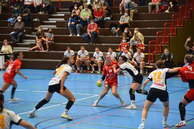 Lara Eckhardt, die überragende Halblinke, versucht 9 Meter vor dem Gehäuse von Christine Hesel zum Abschluss zu kommen...Szene aus der zweiten Halbzeit.
FotoArchiv Merkel+Merkel