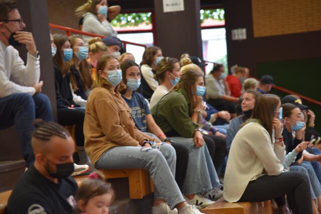 120 zahlende Zuschauer fanden sich zum Cup-Match versus die TG Nürtingen ein.Im grünen Pulli mit der lästigen medizinischen Maske Carmen Moser, die am Samstag in der Ballei versus den BVB 09 nur verletzt auf der Bank sitzen kann. In der letzten Reihe die Friesenheimer Abordnung...
FotoArchiv Merkel+Merkel