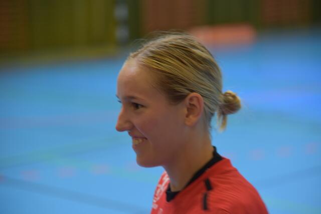 Die Schifferstadterin Ina Bühl aus dem Ketscher Juniorinnen-Team wurde von Franzi Steil für das Spiel gegen die TG Nürtingen nominiert und agierte in der zweiten Halbzeit temporär auf Linksaußen, wiewohl sie eigentlich zentral zu spielen pflegt.
FotoArchiv Merkel+Merkel