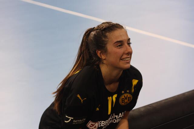 Jennifer "Jenny" Gutierrez Bermejo, spanische Nationallinksaußen, die ihren Vertrag beim BVB 09 erfüllt. Wir sehen sie am Samstag beim Bundesliga-Auftakt in der Ballei. Sie wird es mit der brandgefährlichen Nathalie Hendrikse (SPORT UNION) zu tun haben. Schwere Aufgabe. Konnte das Debakel versus die SG BBM Bietigheim nicht verhindern.
FotoArchiv Merkel+Merkel