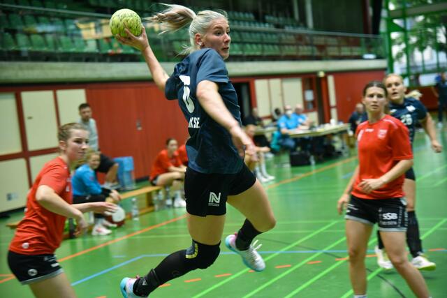 Eine Nathalie Hendrikse (RA) in Bestform ist für 6-8 Treffer pro Match und mehr gut, gang ganz starke Konterspielerin, die von der spanischen National-Linksaußen Jenny Gutierrez Bermejo unter Kontrolle gebracht werden muss, die selbst eine fantastische Konterspezialistin ist.
Postscriptum: Nathalie Hendrikse hat eine Berufung ins holländische NationalTeam verdient...
FotoArchiv Merkel+Merkel