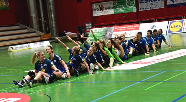 Sollten die Blue Girlz von der SPORT UNION NECKARSULM including Oli Rieth (TW-Trainer) und Super-Motivatorin TANJA "WEITER!WEITER! LOGVIN, am Samstag, den 4.9. um 19 Uhr 30 zum LOCOMOTIVE-Victory-Train übergehen, hätte die Borussia einen Fehlstart in die Saison hinter sich...
Die Fans der BLAUEN WAND werden zum ersten Mal wieder completto presente sein, die Ballei wird heiß sein, die achte Feldspielerin, sie brennt auf dieses Match...Handball is back again...in Neckarsulm...
FotoArchiv Merkel+Merkel