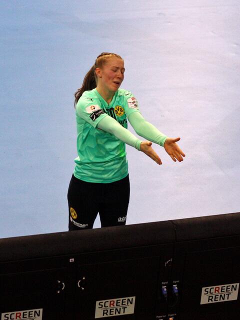 Yara ten Holte am 30.Oktober 20 nach dem 28:22-Auswärtsserfolg der Borussia in Ludwigsburg versus die SG BBM Bietigheim, die RED LADIES, der Weg zur Deutschen Meisterschaft war danach sperrangelweit offen...
FotoArchiv Merkel+Merkel