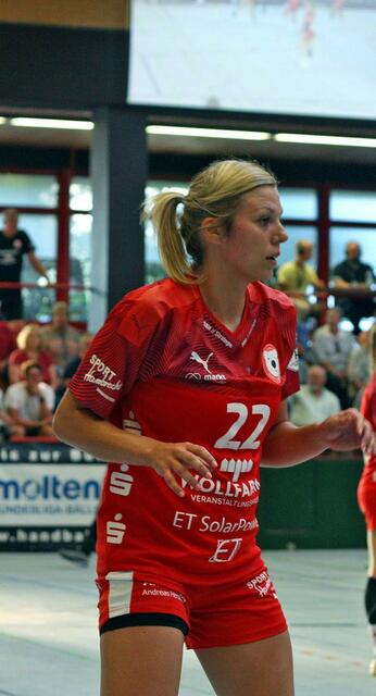 Saskia Fackel, die Halbrechte mit Treffer-Garantie, die Trainer Adrian Fuladdjusch unnötiger Weise nach Bensheim (FLAMES) vertrieb, wo man/frau dankend, sehr dankend (Heike Ahlgrimm) zugegriffen hat.
Nicht auszudenken würde sie heuer noch bei Ketsch spielen, für die Kurpfalz Bärinnen auflaufen...
AutorenTeam+FotoArchiv Merkel+Merkel