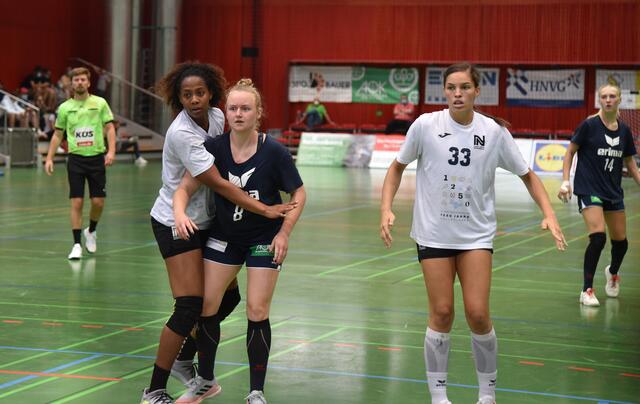 Liebevolle Behandlung von Aylin Bok (8) durch Sharon Nooitmeer. Rechts Lucie-Marie Kretzschmar. Im Background Rebecca Rott.
FotoArchiv Merkel+Merkel
