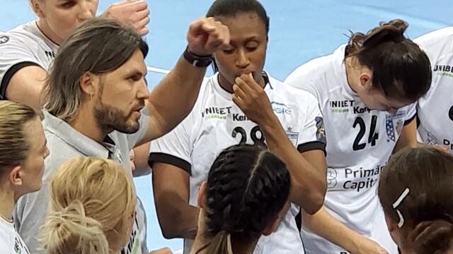 Kommunikation und Optimierung in sachlich analytischem Ton zwischen Trainer Adrian Vasile, ehemaliger Weltklassespieler bei Bukarest, und seinem Weltklasse-Team.
FotoArchiv Merkel+Merkel