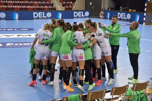 Das Ferencvaros Budapest Team nach dem Sieg versus Bietigheim in der MHP Arena in Ludwigsburg vor null Zuschauern...
FOTOARCHIV MERKEL+MERKEL
