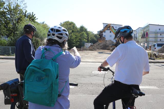 In richtung weißer Container soll der künftige Radweg der West-Ost-Trasse führen. | Foto: bea