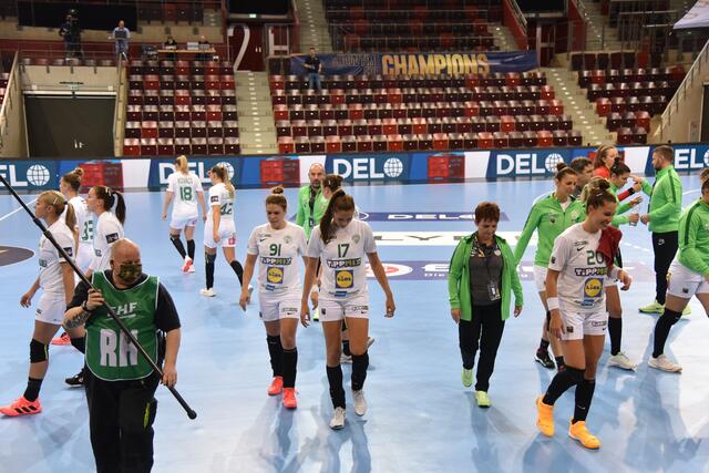 Nach dem Sieg in der MHP Arena zu Ludwigsburg verlassen Alicia Stolle (17) und Emily Bölk (20) die blaue Platte der Arena. Sie werden im Herbst auf die Borussinnen aus Dortmund treffen, die dann einen 3-Tage-Rhythmus haben werden...
FOTOArchiv Merkel+Merkel