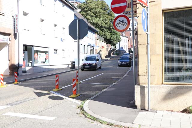Vor dem leeren Parkplatz sollen Fahrradabstellbügel angebracht werden. | Foto: bea
