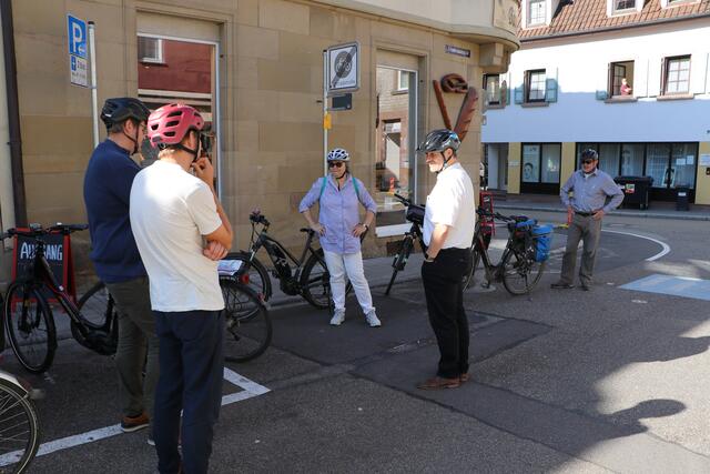 Bei der Bäckerei an der Friedrichstraße nutzen Fahrzeuge den Radweg als kurzzeitige Parkmöglichkeit. Hier könnten Fahrradabstellbügel angebracht werden, schlägt der ADFC vor. | Foto: bea