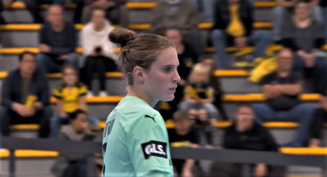 Madita Kohorst, kam im Sommer von den TUSSIES aus Metzingen, was schon im Winter 20/21 vertraglich eingetütet wurde (siehe unsere BVB-Heyermann-Reports). 
Bewahrte, nachdem sie Yara ten Holte abgelöst hatte, den BVB vor einem Fiasko...
FOTOARCHIV MERKEL+MERKEL