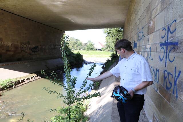 In Verlängerung der Brückenfeldstraße soll der neue Radweg unter der Brücke der Bundesstraße 35 hindurchführen. Dazu muss eine hochwassergeeignete Wegführung erstellt werden. | Foto: bea