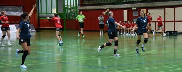 Jungnationalspielerin Johanna  "Stocki" Stockschläder (ganz links), Jill Kooij (Kreisläuferin) und die Suisse-Award-Preisträgerin und Schweizer Nationalspielerin (kam von Handball Metz, Mitte) Daphne Gautschi (ganz rechts/Nr.10) eilen, very amused nach einem Treffer von Daphne Gautschi (ganz rechts), nach Hause...
AutorenTeam und FOTOARCHIV MERKEL&amp;MERKEL
