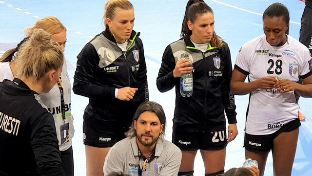 Der Frauenflüsterer und vielleicht beste Damenhandball-Trainer der Welt, ADRIAN VASILE, Trainer der Weltauswahl von CSM Bucuresti, naturalmente jedes Jahr in der Champions League vertreten...
FotoArchiv Merkel+Merkel