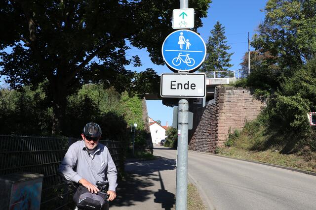 Eine verwirrende Beschilderung: Der Radweg führt geradeaus, während der gemeinsame Fuß- und Radweg an dieser Stelle endet. | Foto: bea